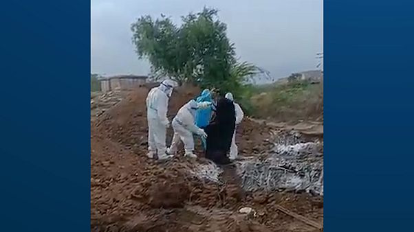 Hindistan'da Covid-19 kurbanlarının cesetleri çukurlara atılıyor Hindistan'da Covid-19 kurbanlarının cesetleri çukurlara atılıyor