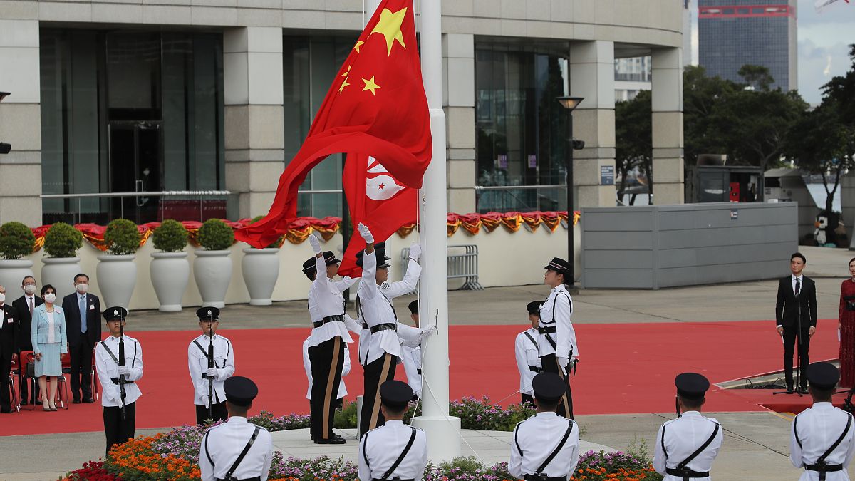 Ceremonia de izado de la bandera durante la conmemoración del 23º aniversario de la retrocesión de Hong Kong a China