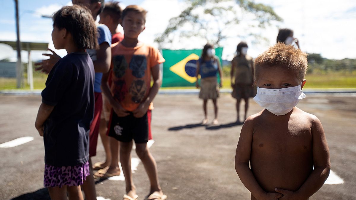 Indígenas brasileiros fazem o teste à covid-19