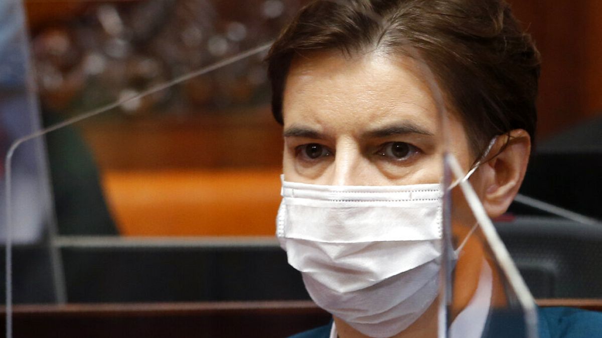 Egészségügyi dolgozók fütyülték ki a szerb miniszterelnököt