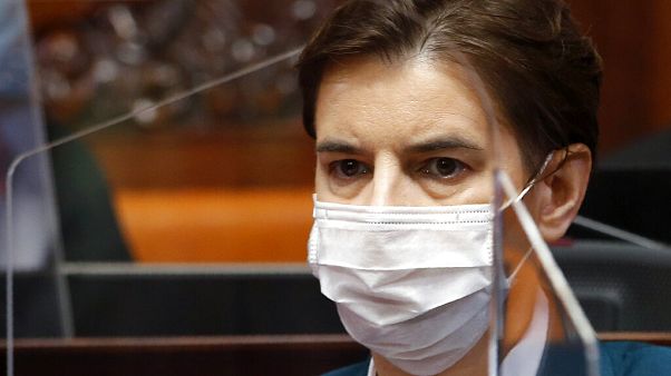 Egészségügyi dolgozók fütyülték ki a szerb miniszterelnököt Egészségügyi dolgozók fütyülték ki a szerb miniszterelnököt
