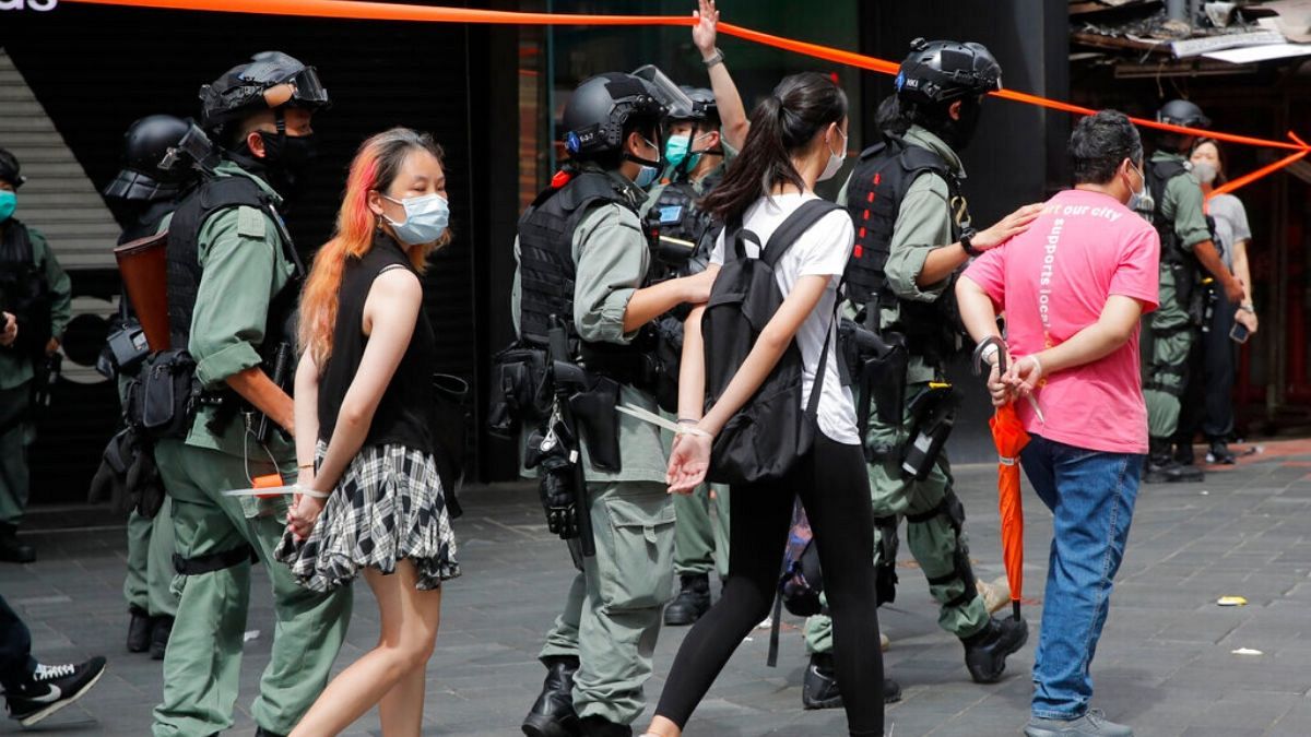 بازداشت تظاهرکنندگان در هنگ‌کنگ