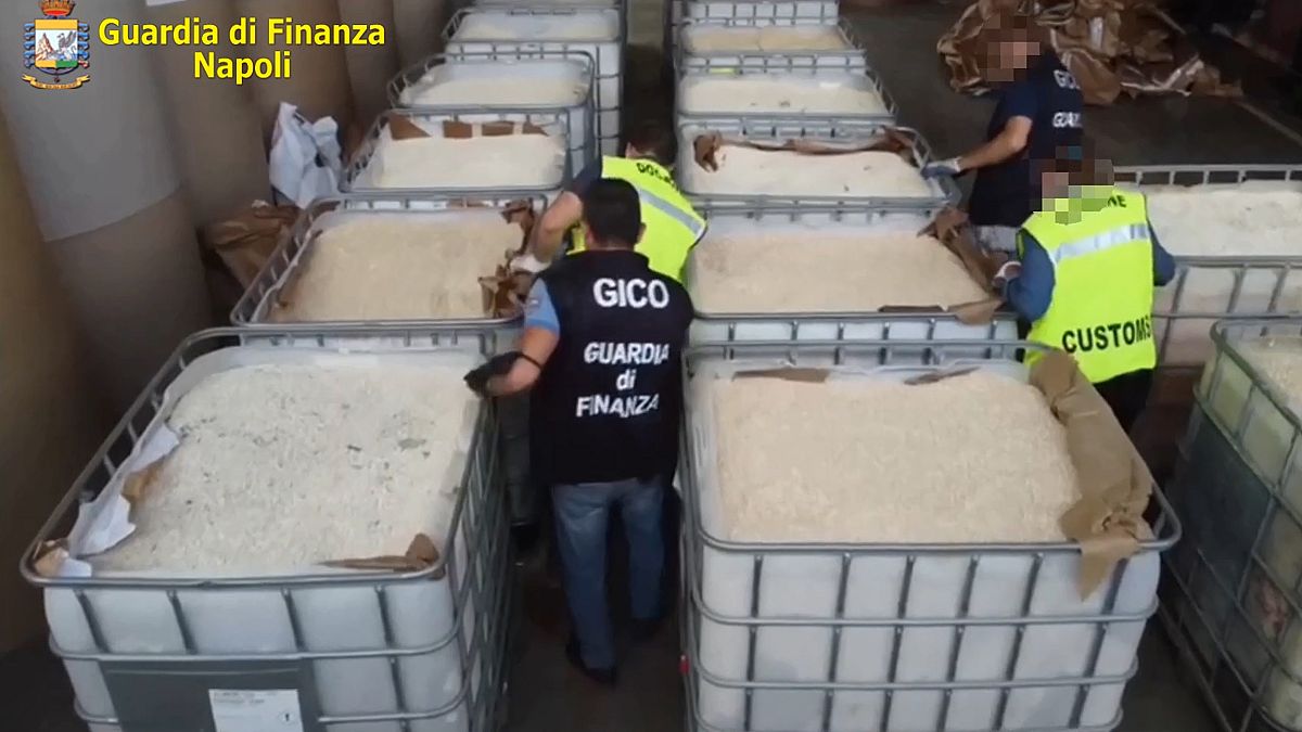 Des policiers examinent leur saisie de 14 tonnes d'amphétamines dans le port de Salerne - Italie -, le 1er juillet 2020