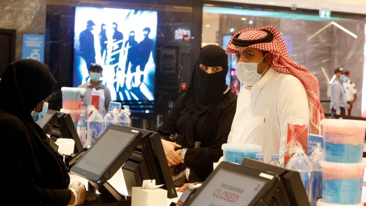 زيادة الضريبة على القيمة المضافة تدخل حيز التنفيذ في السعودية وتوقعات بارتفاع التضخم