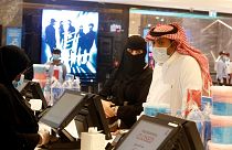 زيادة الضريبة على القيمة المضافة تدخل حيز التنفيذ في السعودية وتوقعات بارتفاع التضخم