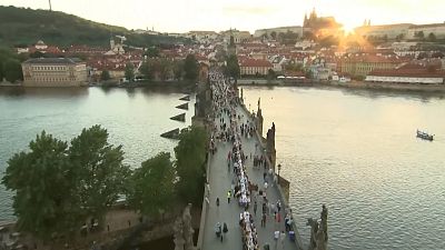 شاهد: عشاء جماعي على جسر تشارلز في براغ احتفالاً بتخفيف القيود المرتبطة بكوفيد-19