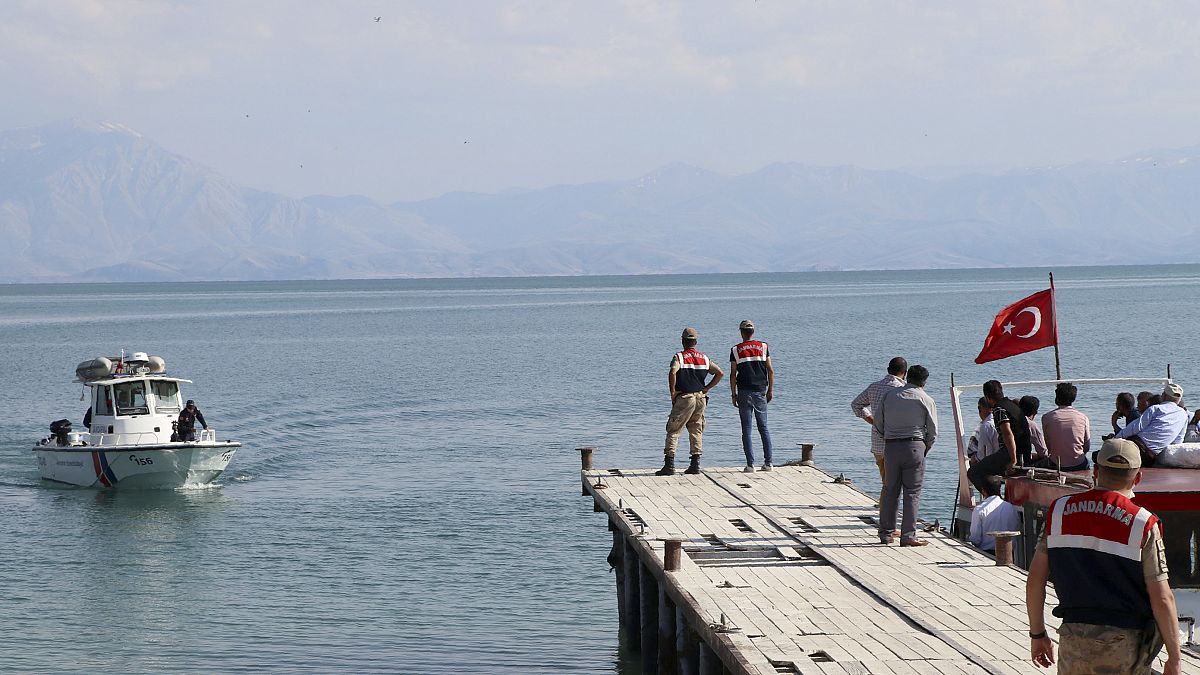 ترکیه ۱۱ نفر را در پی واژگون شدن قایق حامل پناهجویان در دریاچه وان بازداشت کرد