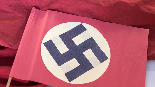 ABD: Verandada asılı Nazi bayrağını indiren kadın ev sahibi tarafından vuruldu ABD: Verandada asılı Nazi bayrağını indiren kadın ev sahibi tarafından vuruldu