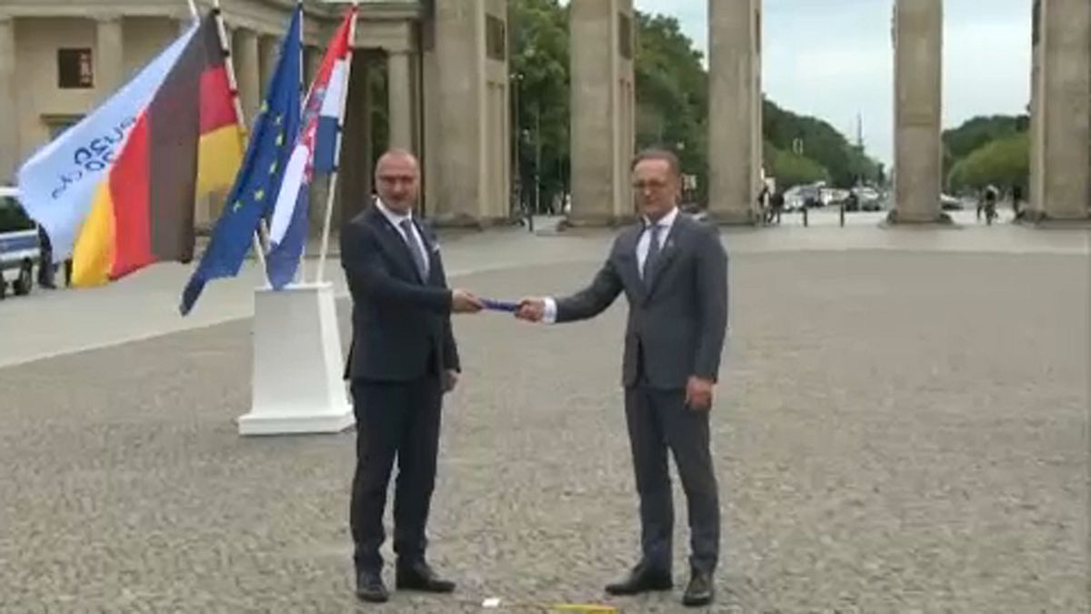 Die Außenminister von Kroatien und Deutschland bei der symbolischen Stabübergabe in Berlin