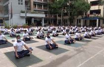 Bangladesh, la Polizia si rilassa con lo yoga
