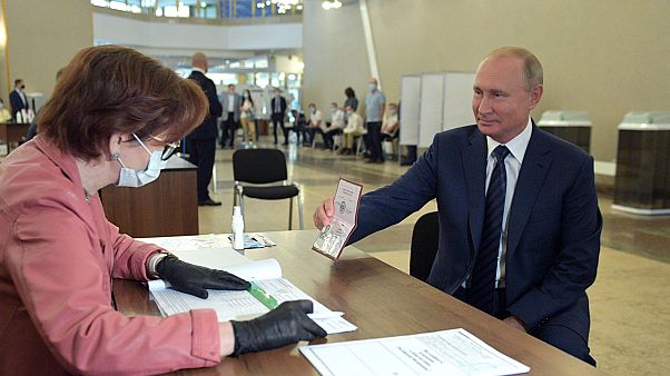 Le président russe, Vladimir Poutine en train de voter, le 1er juillet 2020. Le président russe, Vladimir Poutine en train de voter, le 1er juillet 2020.