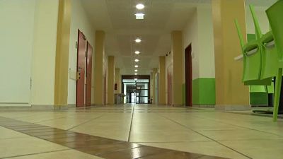 üres iskolafolyosó Linzben