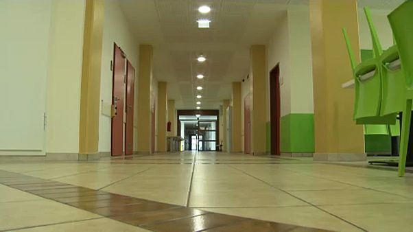 üres iskolafolyosó Linzben üres iskolafolyosó Linzben