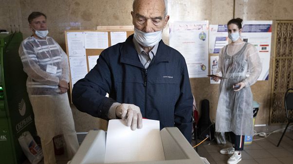 Putin'e 2036'ya kadar başkanlık yolunu açan referandumdan 'evet' oyu çıktı Putin'e 2036'ya kadar başkanlık yolunu açan referandumdan 'evet' oyu çıktı