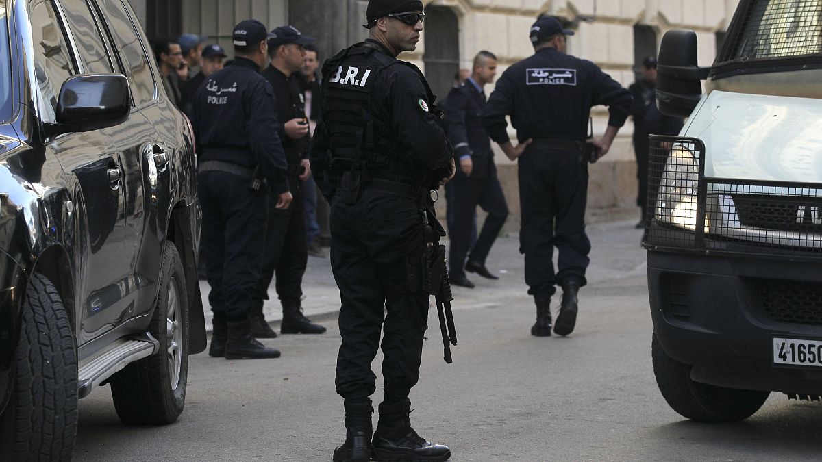 عناصر لقوات شرطة مكافحة الشغب خارج مبنى المحكمة في مدينة الجزائر. 
