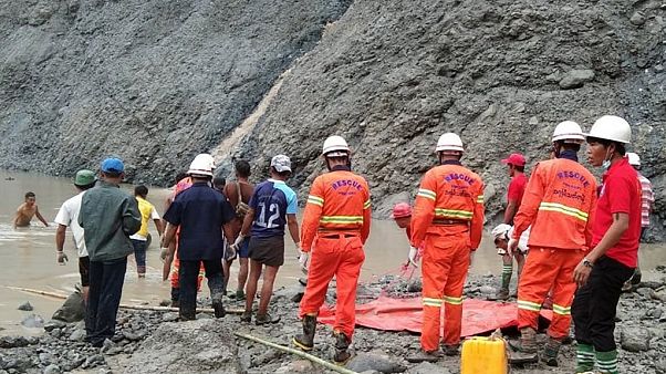 I soccorritori sul luogo del disastro - AFP PHOTO / MYANMAR FIRE SERVICES I soccorritori sul luogo del disastro - AFP PHOTO / MYANMAR FIRE SERVICES