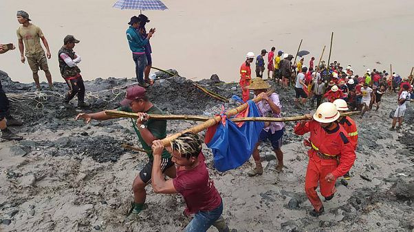 Equipas de busca e resgate retiram cadáveres de mineiros de um lago Equipas de busca e resgate retiram cadáveres de mineiros de um lago