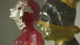 Koronavírus a művészetben: maszkos szobrokból nyílt tárlat Prágában 