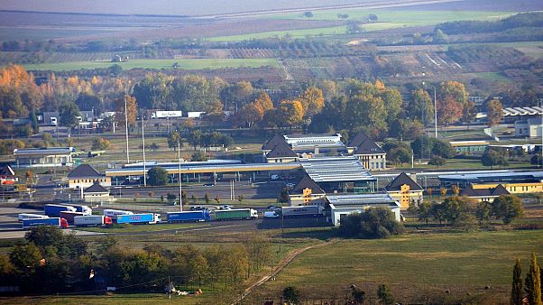 Légi felvétel a röszkei határátkelőhelyről, az M5-ös autópályán, 2015-ben Légi felvétel a röszkei határátkelőhelyről, az M5-ös autópályán, 2015-ben