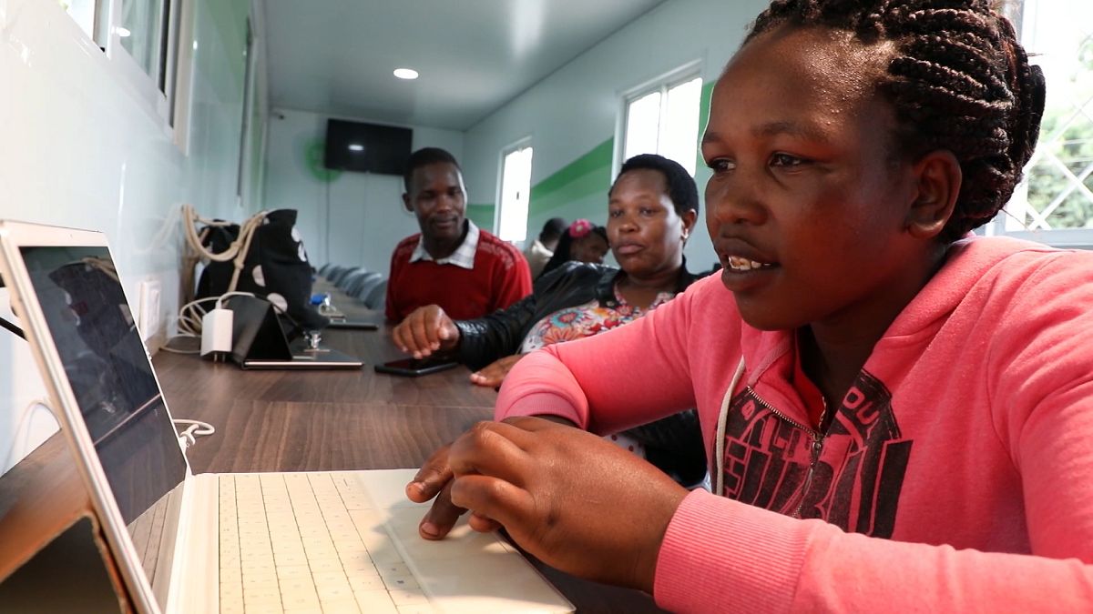 Digitális furgonokon tanulhatnak a kenyai diákok