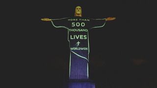 شاهد: إضاءة تمثال المسيح الفادي في ريو دي جانيرو تكريما لضحايا كوفيد-19