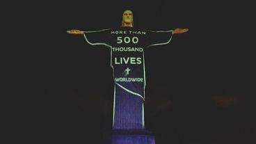 شاهد: إضاءة تمثال المسيح الفادي في ريو دي جانيرو تكريما لضحايا كوفيد-19