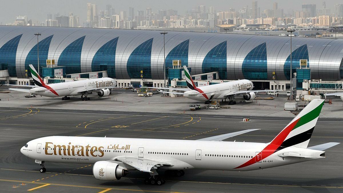 طائرة مدنية تابعة لخطوط طيران الإمارات في مطار دبي الدولي (أرشيف) 