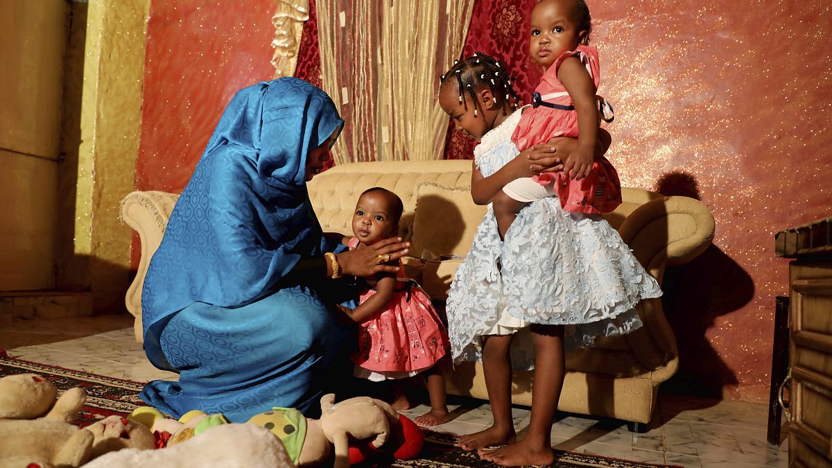 يسرية عوض مع ابنتيها في منزلهم بالخرطوم في السودان ترفض القيام بتشويه الأعضاء التناسلية لإبنتيها