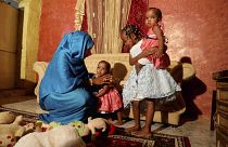 أم سودانية مع ابنتيها في الخرطوم، حيث رفضت ختانهن - 2020/06/14