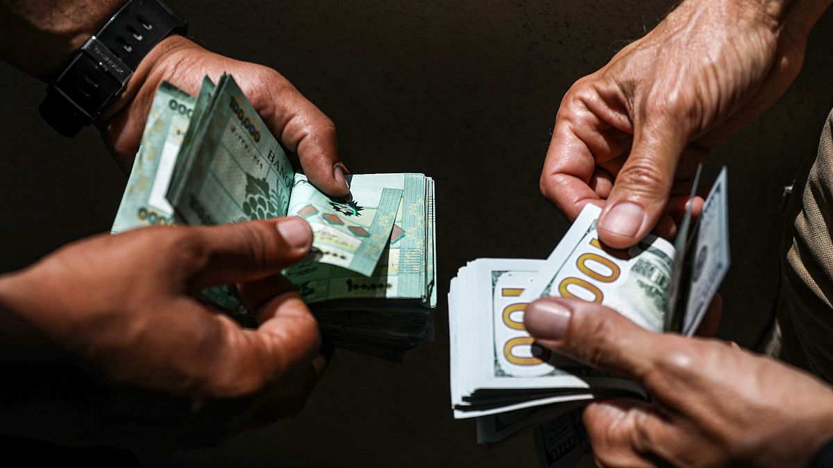 متاجر محلية وعالمية تغلق أبوابها في لبنان مؤقتاً مع انهيار سعر صرف الليرة
