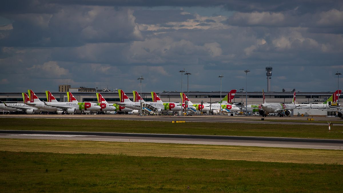 tap planes on taxiway