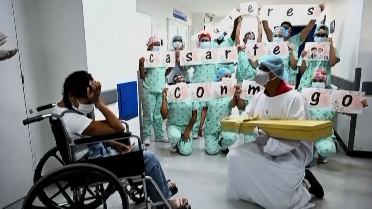 Emotiva petición de mano en un hospital de Colombia