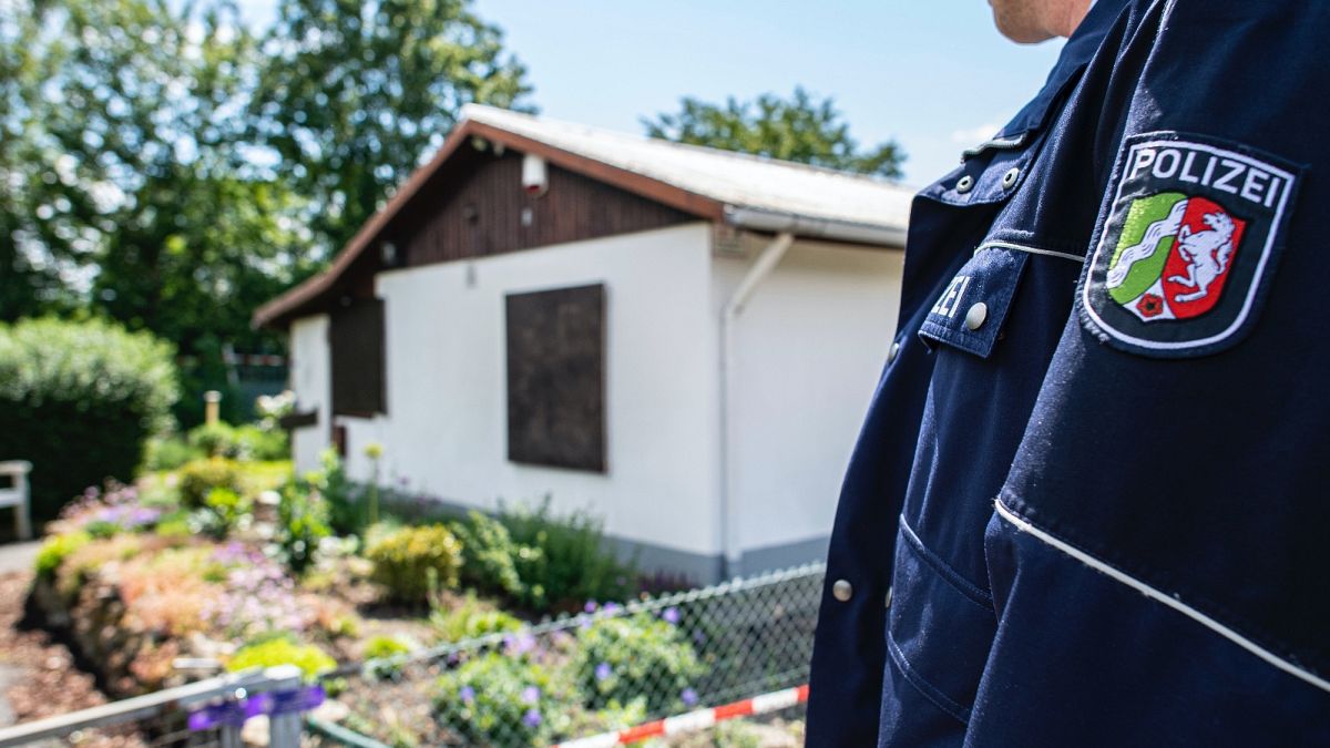 Rendőr áll egy ház közelében egy pedofilhálózat elleni nyomozás során a németországi Münsterben.