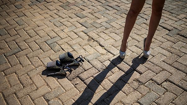 Almanya'da kadınların etek altı fotoğrafını çekmek yasaklandı Almanya'da kadınların etek altı fotoğrafını çekmek yasaklandı