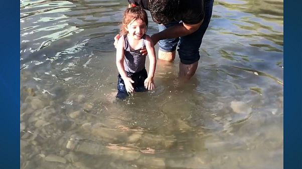 لحظۀ حمله هوایی ترکیه به دهکدهای کردنشین؛ بچهها مشغول بازی و آبتنی لحظۀ حمله هوایی ترکیه به دهکدهای کردنشین؛ بچهها مشغول بازی و آبتنی