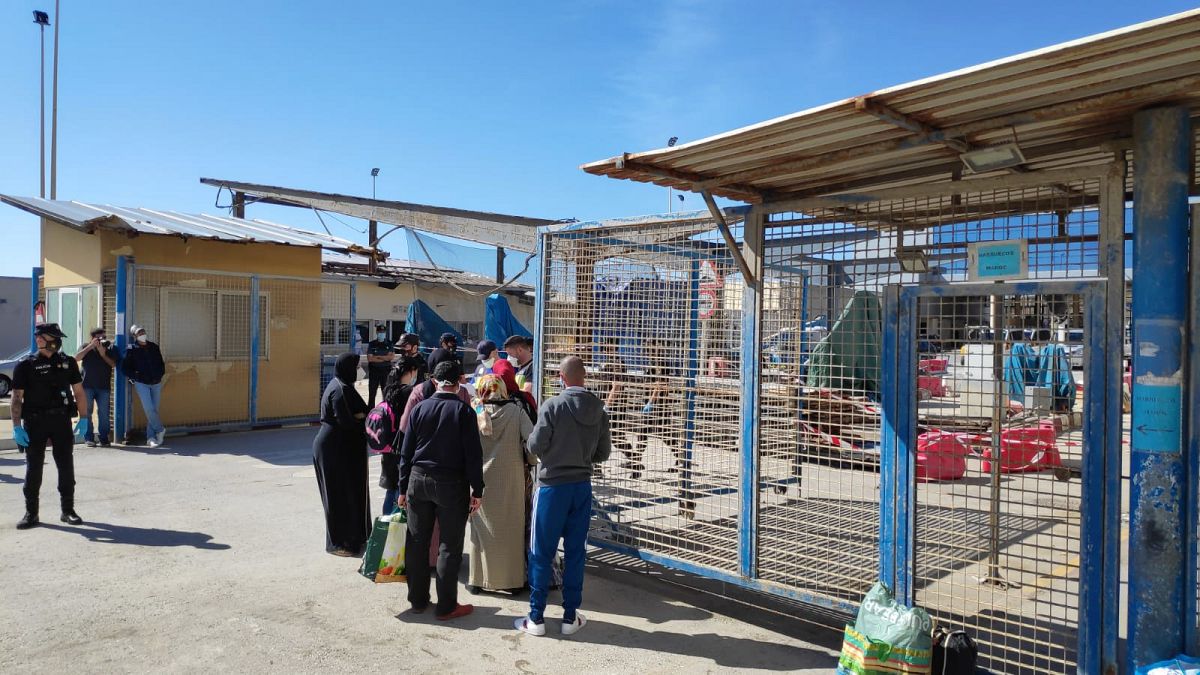 Ciudadanos marroquíes esperan ser repatriados después de haber quedado varados en España debido a la pandemia de coronavirus en el enclave de Ceuta.