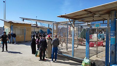 Ciudadanos marroquíes esperan ser repatriados después de haber quedado varados en España debido a la pandemia de coronavirus en el enclave de Ceuta.