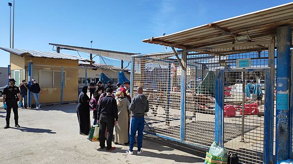 Ciudadanos marroquíes esperan ser repatriados después de haber quedado varados en España debido a la pandemia de coronavirus en el enclave de Ceuta. Ciudadanos marroquíes esperan ser repatriados después de haber quedado varados en España debido a la pandemia de coronavirus en el enclave de Ceuta.