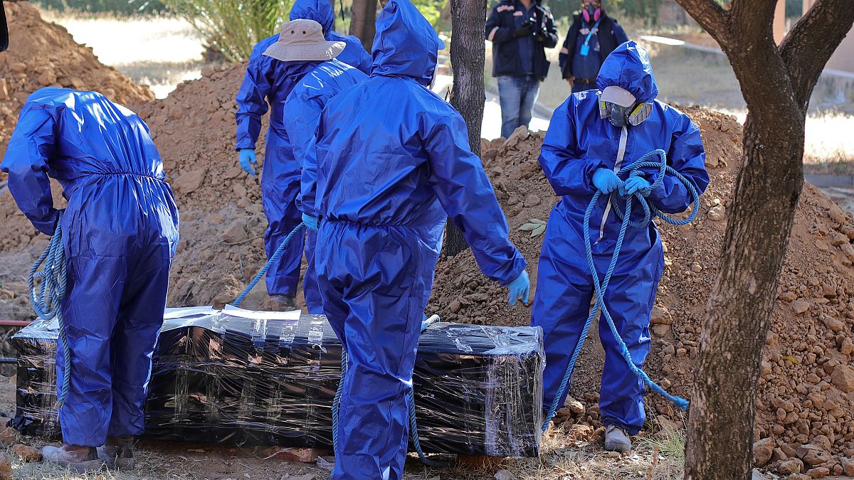 Trabajadores se preparan para enterrar a un fallecido por COVID-19 en Cochabamba