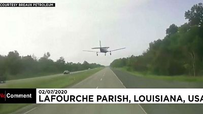 В Луизиане самолёт приземлился на шоссе