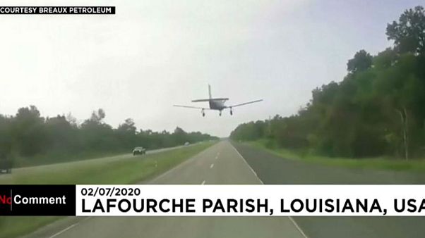 Louisiana: Notlandung auf der Autobahn Louisiana: Notlandung auf der Autobahn