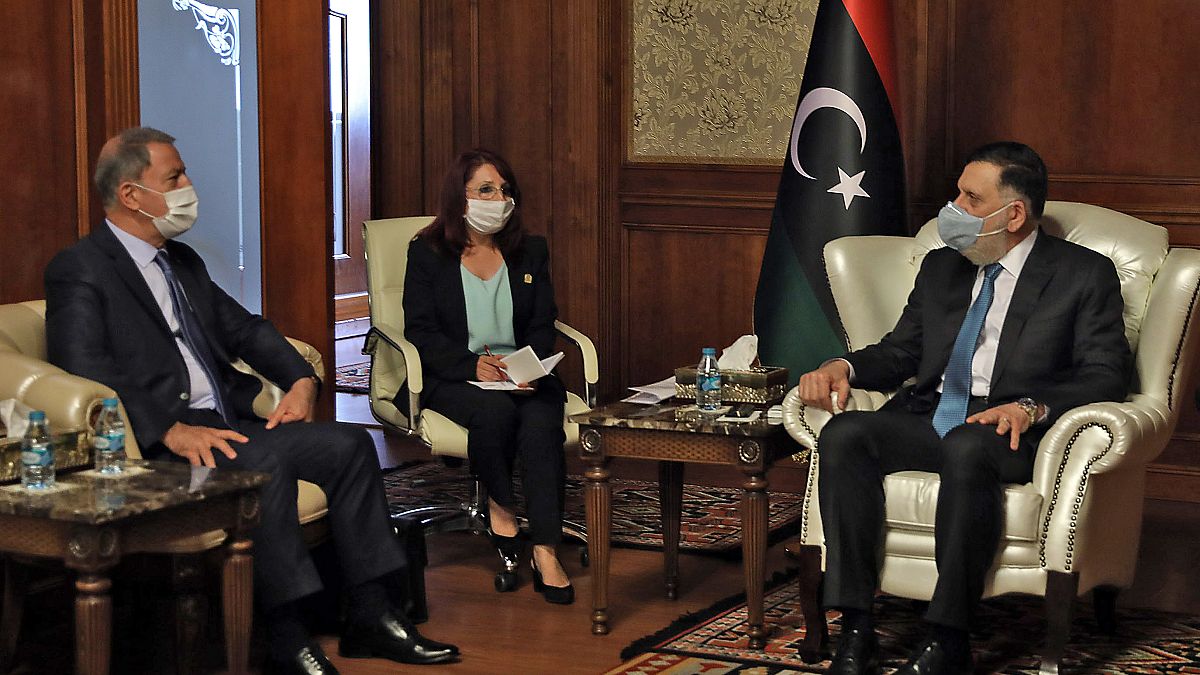 رئيس الحكومة الليبية فائز السراج يتحادث مع وزير الدفاع التركي خلوصي أكار في طرابلس - 2020/07/03