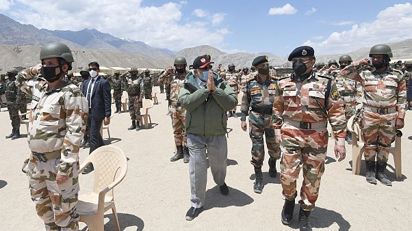 Hindistan Başbakanı Narendra Modi, Çin sınırındaki birlikleri denetledi Hindistan Başbakanı Narendra Modi, Çin sınırındaki birlikleri denetledi