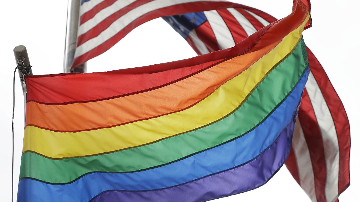 پوتین بالا بردن پرچم دگرباشان بر فراز سفارت آمریکا در مسکو را مسخره کرد