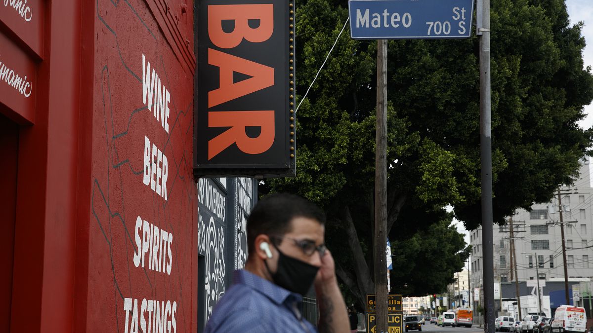 Hier finden keine Partys statt: Mann vor einer geschlossenen Bar in Los Angeles