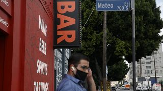 Hier finden keine Partys statt: Mann vor einer geschlossenen Bar in Los Angeles