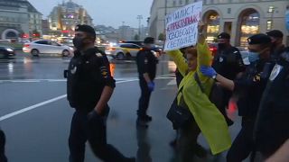 Őrizetbe vettek, majd elengedtek tüntetőket Moszkvában