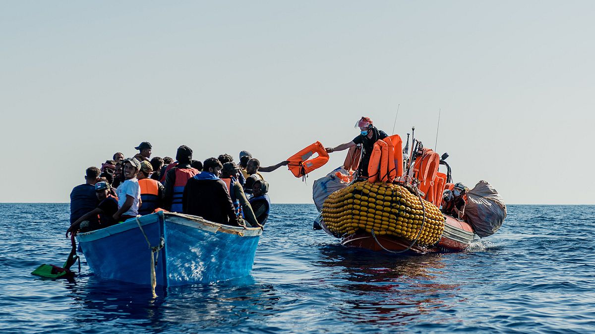 زورق تابع "لأوشن فايكينغ" يقترب من قارب مهاجرين خلال عملية إنقاذ في البحر الأبيض المتوسط - 2020/06/30