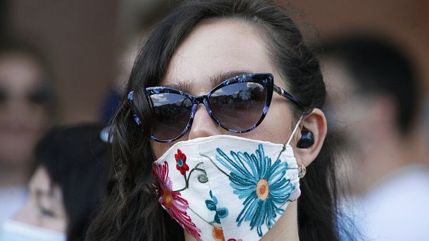 Maszkot viselő nő Ukrajnában Maszkot viselő nő Ukrajnában