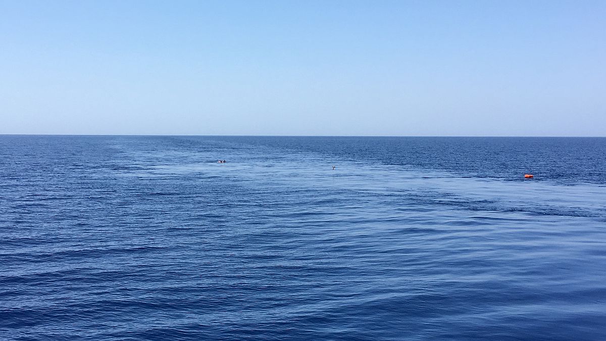 مهاجران قفزا في البحر من سفين أوشن فايكينغ في محاولة للوصول إلى الشواطئ الأوروبية، قبل أن يتم إنقذهما - 2020/07/02